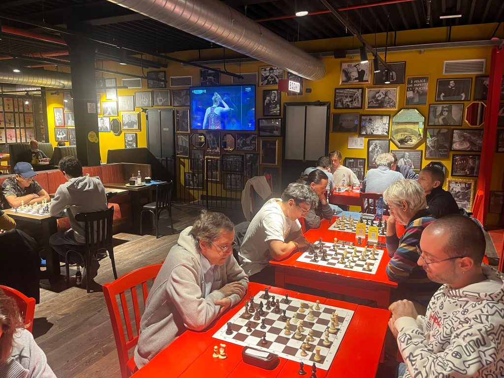 torneo di scacchi in un bar
